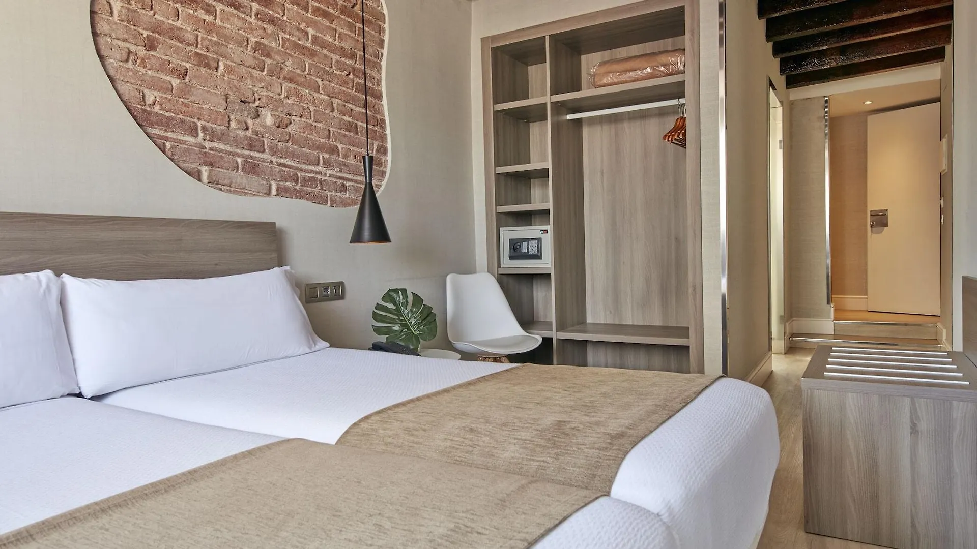 Hotel Transit Barcelona 0*,